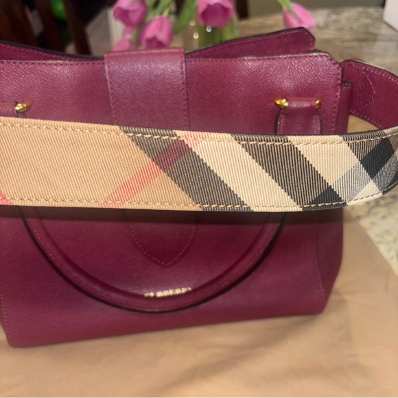 Burberry Soft Grain Medium Buckle Tote-Excellent! 👛 - Picture 5 of 15